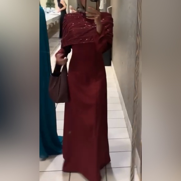 Elegant Burgundy Evening Gown - Picture 4 of 4